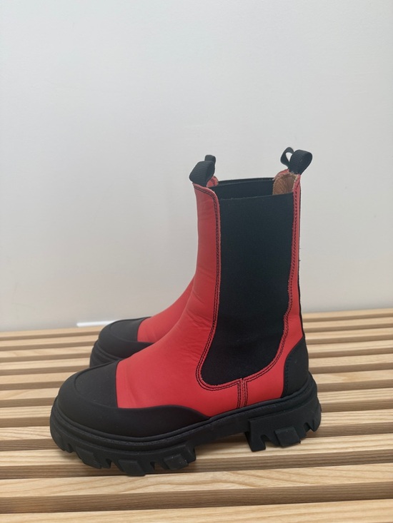 Ganni Shoes - Ganni Red and Black Two-Tone Lug Chelsea Boots